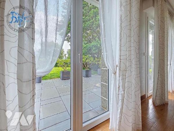 À l'entrée de la ville de Quimperlé, cette néo-bretonne dispose de beaux volumes et surtout d'u...