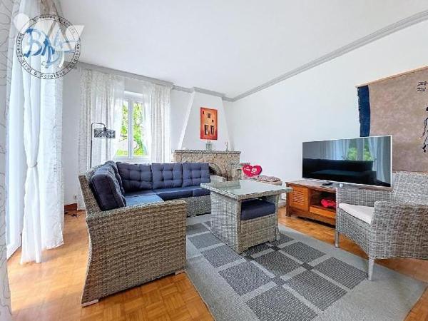 À l'entrée de la ville de Quimperlé, cette néo-bretonne dispose de beaux volumes et surtout d'u...