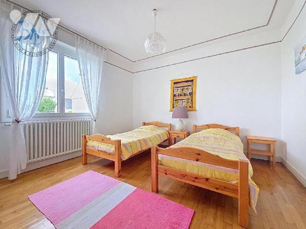 À l'entrée de la ville de Quimperlé, cette néo-bretonne dispose de beaux volumes et surtout d'u...