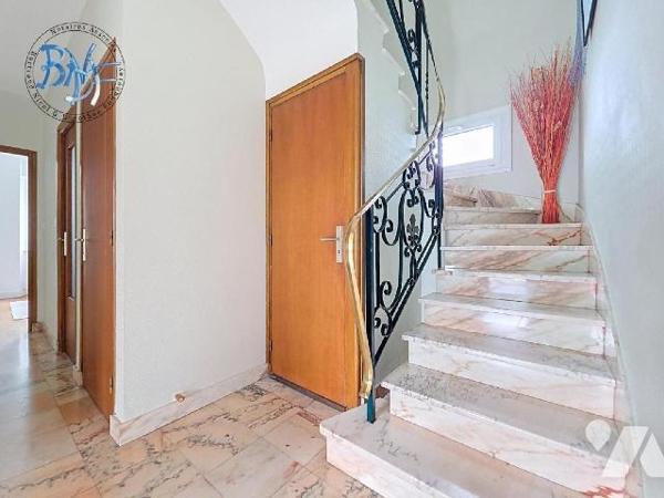 À l'entrée de la ville de Quimperlé, cette néo-bretonne dispose de beaux volumes et surtout d'u...