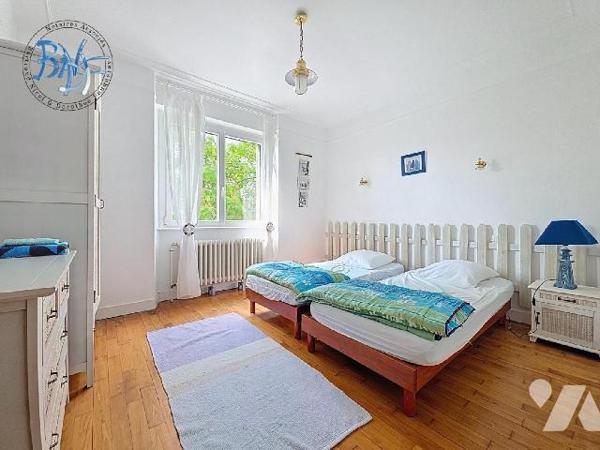 À l'entrée de la ville de Quimperlé, cette néo-bretonne dispose de beaux volumes et surtout d'u...