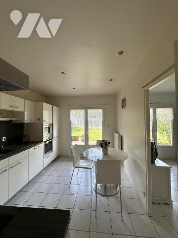 Maison plain pied 3 chambres, une cuisine, une cave, un garage