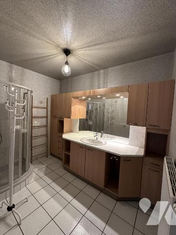 Maison plain pied 3 chambres, une cuisine, une cave, un garage