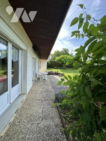 Maison plain pied 3 chambres, une cuisine, une cave, un garage