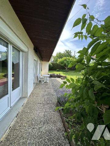 Maison plain pied 3 chambres, une cuisine, une cave, un garage