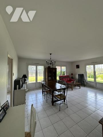 Maison plain pied 3 chambres, une cuisine, une cave, un garage