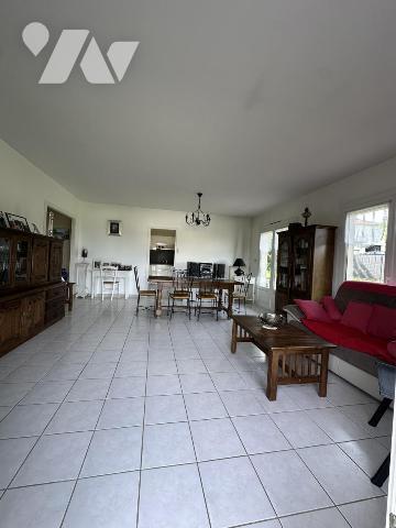 Maison plain pied 3 chambres, une cuisine, une cave, un garage