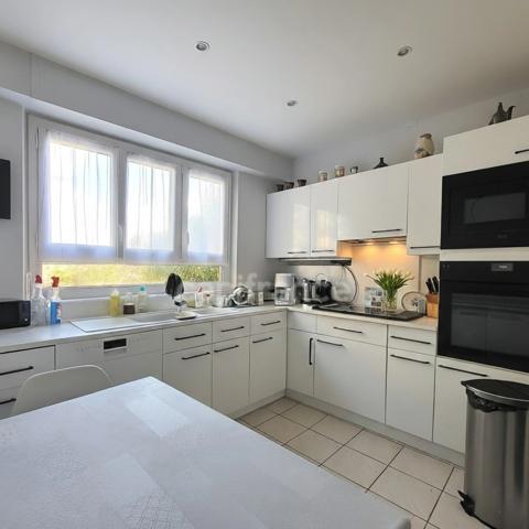 Appartement lumineux traversant avec balcon et parking