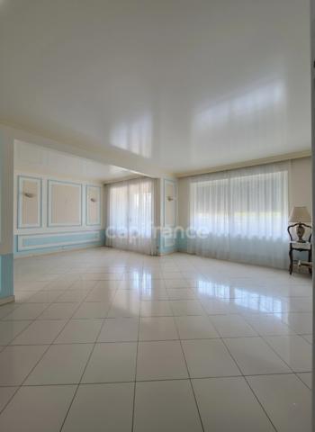 Appartement lumineux traversant avec balcon et parking