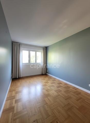 Appartement lumineux traversant avec balcon et parking