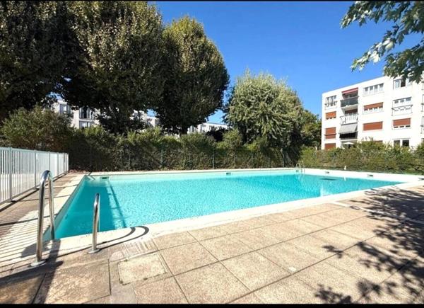 Appartement lumineux traversant avec balcon et parking