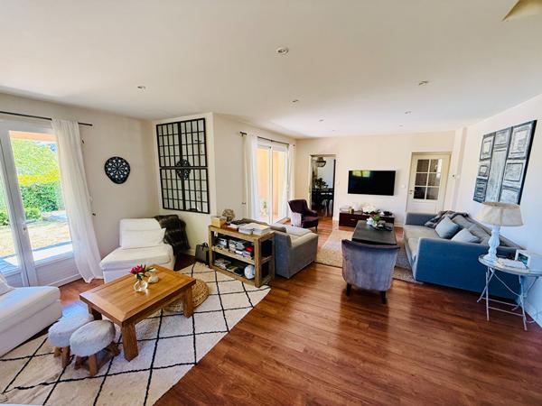 Villa contemporaine avec piscine et parc arboré , Penne d agenais