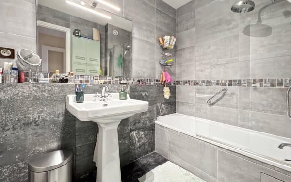 Appartement à vendre    3 pièces • 76,43 m2 Antibes