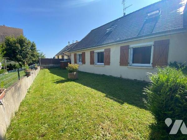 Maison construite en parpaings sous ardoises fibro, comprenant :
Au rez-de-chaussée : cuisine ...