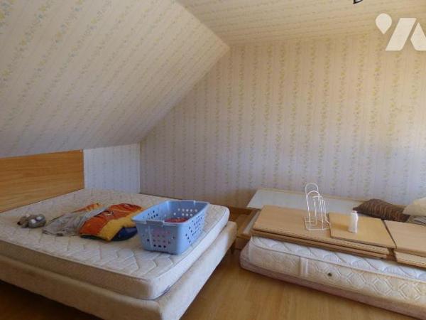 Maison construite en parpaings sous ardoises fibro, comprenant :
Au rez-de-chaussée : cuisine ...