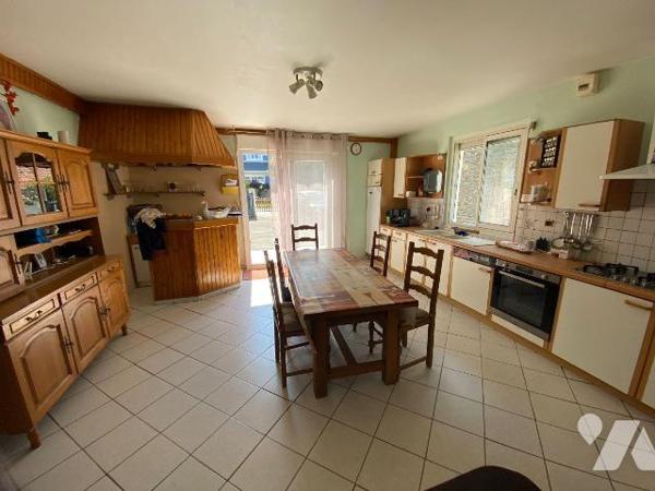 Maison construite en parpaings sous ardoises fibro, comprenant :
Au rez-de-chaussée : cuisine ...