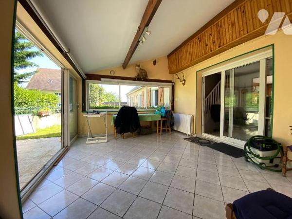 Maison construite en parpaings sous ardoises fibro, comprenant :
Au rez-de-chaussée : cuisine ...