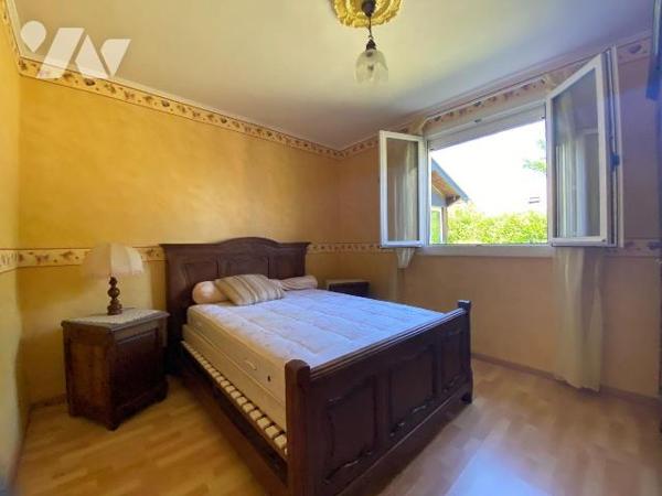 Maison construite en parpaings sous ardoises fibro, comprenant :
Au rez-de-chaussée : cuisine ...