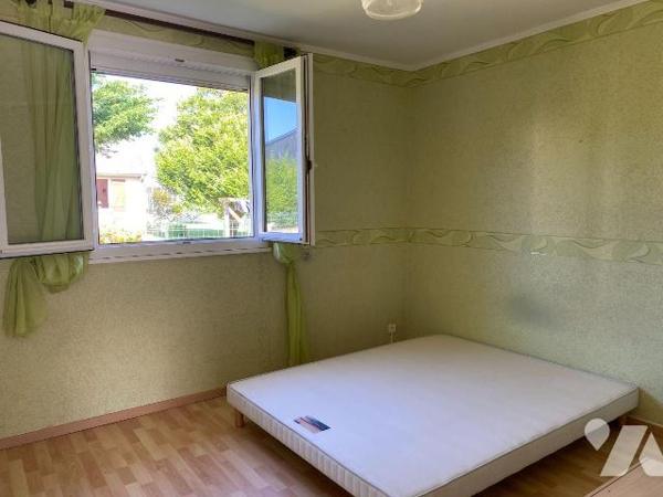 Maison construite en parpaings sous ardoises fibro, comprenant :
Au rez-de-chaussée : cuisine ...