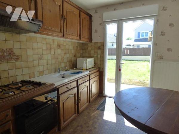 Maison construite en parpaings sous ardoises fibro, comprenant :
Au rez-de-chaussée : cuisine ...