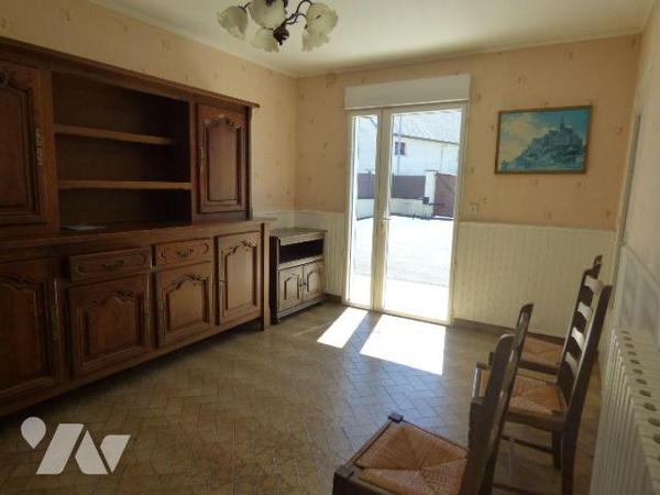 Maison construite en parpaings sous ardoises fibro, comprenant :
Au rez-de-chaussée : cuisine ...