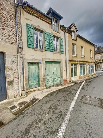 Maison de ville à vendre Saint-Céré : 114 m2 habitable, 3 chambres, garage, deux terrasses, commodités à pied.