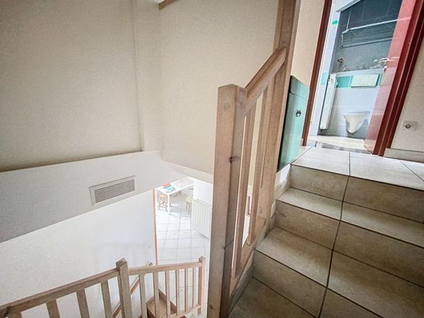 Maison de ville à vendre Saint-Céré : 114 m2 habitable, 3 chambres, garage, deux terrasses, commodités à pied.