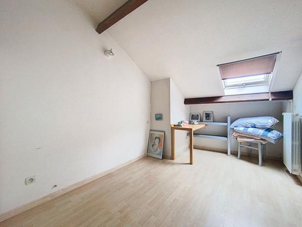 Maison de ville à vendre Saint-Céré : 114 m2 habitable, 3 chambres, garage, deux terrasses, commodités à pied.