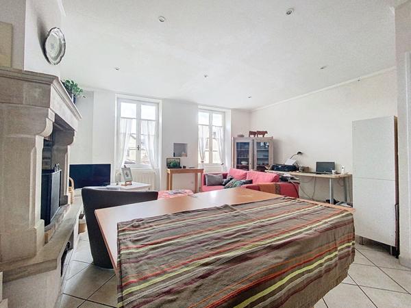 Maison de ville à vendre Saint-Céré : 114 m2 habitable, 3 chambres, garage, deux terrasses, commodités à pied.