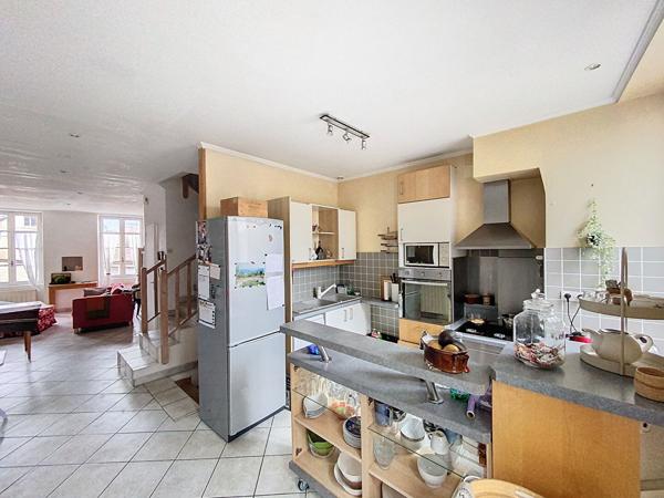 Maison de ville à vendre Saint-Céré : 114 m2 habitable, 3 chambres, garage, deux terrasses, commodités à pied.