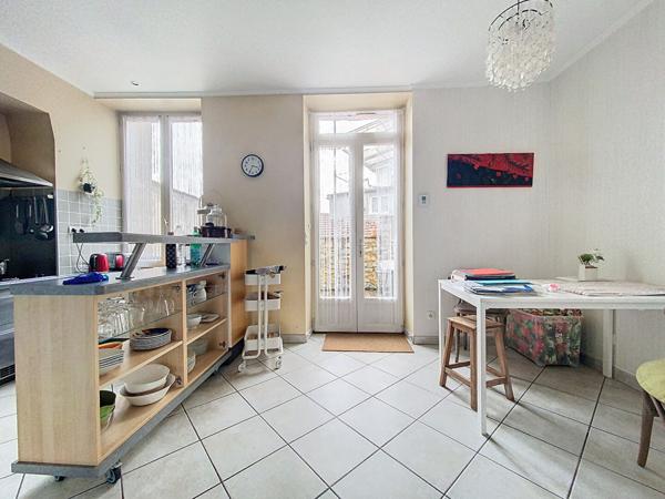 Maison de ville à vendre Saint-Céré : 114 m2 habitable, 3 chambres, garage, deux terrasses, commodités à pied.