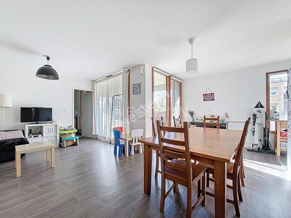 Orvault Cardo -Nantes Nord : Exclusivité ! En vente , Appartement T4 de 76 m², proche toutes commodités, résidence 2016 avec ascenseur, 3 chambres. Cave et parking couvert.