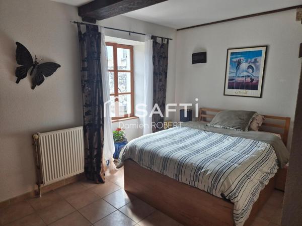 MAISON EN PIERRES AVEC COUR