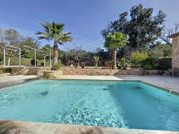Propriété exceptionnelle avec 4 constructions, piscine, 2 entrées distinctes