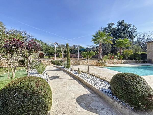 Propriété exceptionnelle avec 4 constructions, piscine, 2 entrées distinctes