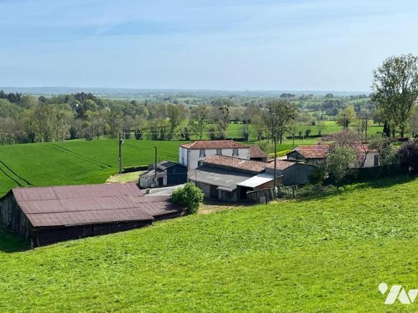 Ensemble immobilier comprenant deux maisons, grange, hangar et étang .