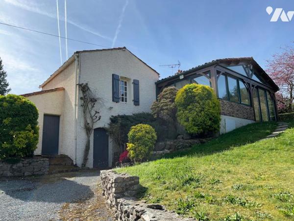 Ensemble immobilier comprenant deux maisons, grange, hangar et étang .