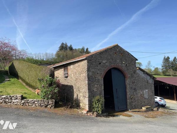 Ensemble immobilier comprenant deux maisons, grange, hangar et étang .