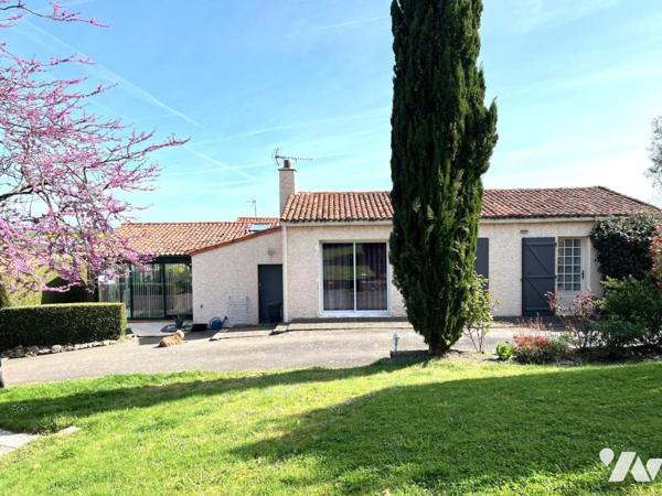 Ensemble immobilier comprenant deux maisons, grange, hangar et étang .