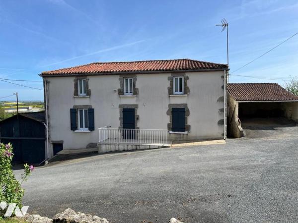 Ensemble immobilier comprenant deux maisons, grange, hangar et étang .