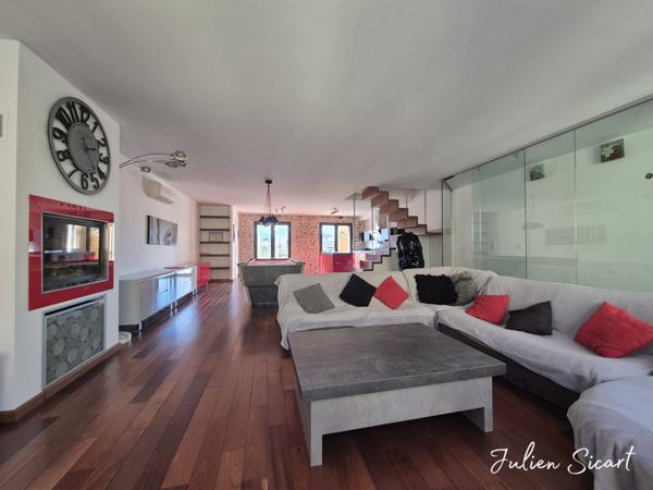 Maison de village avec garage et extérieur.