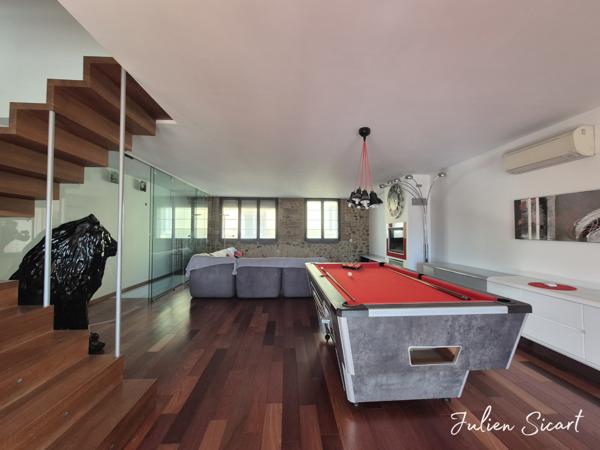 Maison de village avec garage et extérieur.