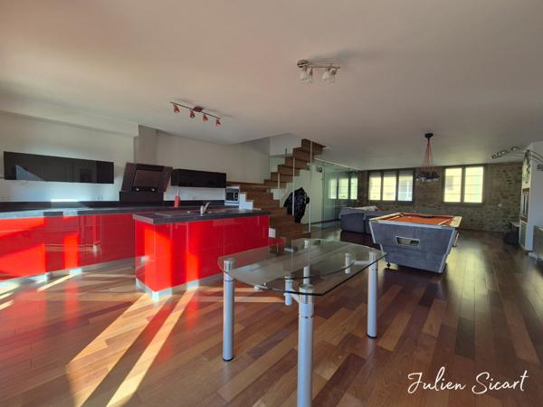 Maison de village avec garage et extérieur.