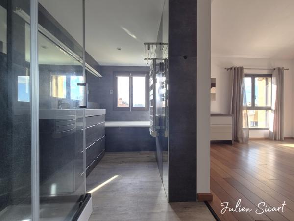 Maison de village avec garage et extérieur.