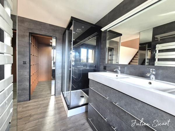 Maison de village avec garage et extérieur.