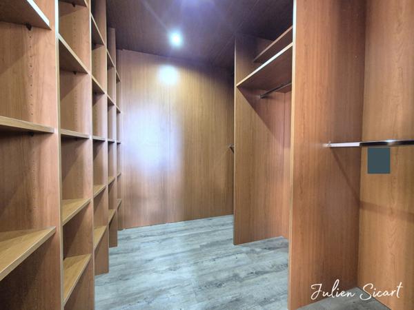 Maison de village avec garage et extérieur.