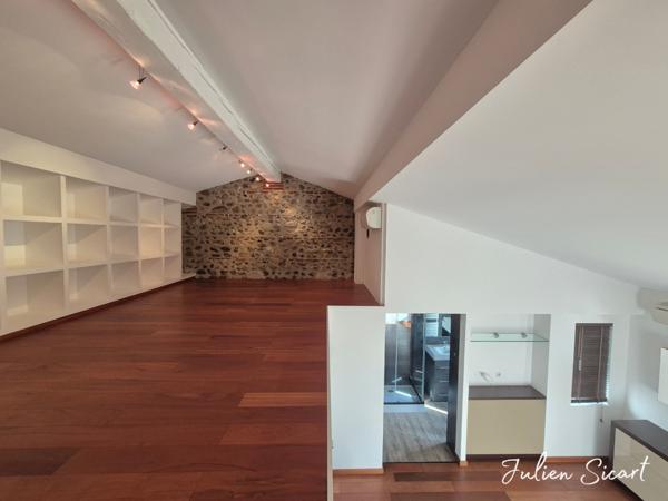 Maison de village avec garage et extérieur.