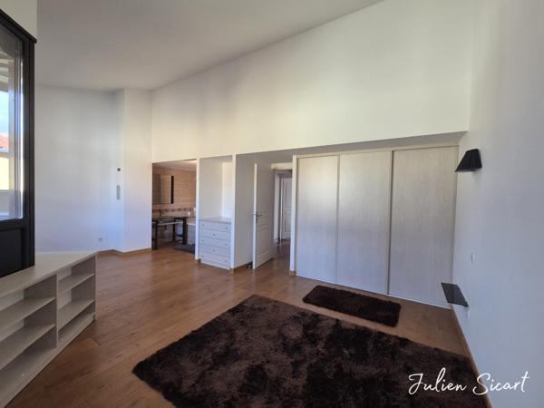 Maison de village avec garage et extérieur.