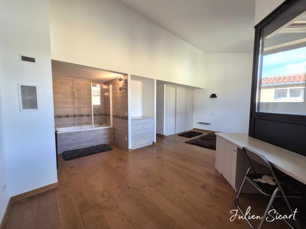 Maison de village avec garage et extérieur.