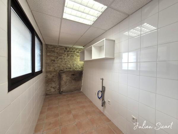 Maison de village avec garage et extérieur.